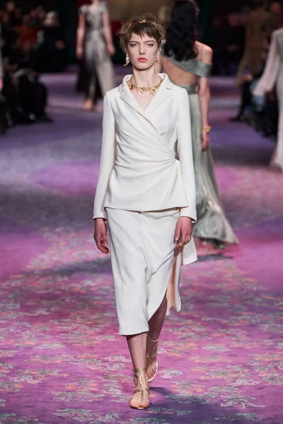 Look 16